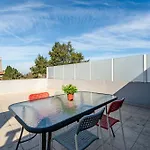 Experience The Charm With Terrace Apartmán